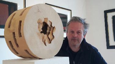 Holzskulpturen von Joseph S. Wurmer in der Galerie Kurz