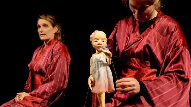Puppenspielerinnen Valk und Metz im Jungen Theater