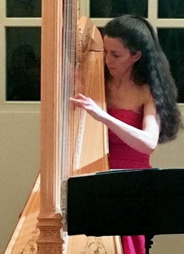 Harfenistin Silke Aichhorn beeindruckt in Hessellohe 