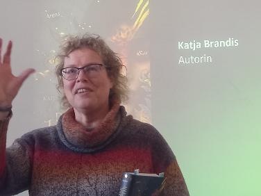 Fantasy-Autorin Katja Brandis im Reuchlingymnasium