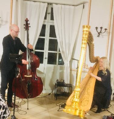 Evelyn Huber(Harfe) und Sven Faller (Bass) in Hessellohe