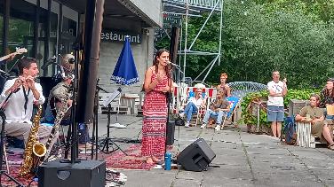 Zauberhaft und mitreißend: Sommerkonzert Luiza Monteiro