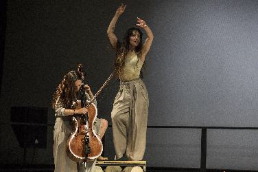 Flamenco "Antipodas":Tänzerin und Cello - Zwillinge